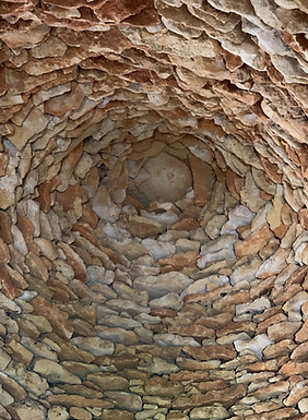 Ouvrage en encorbellement en pierre seche